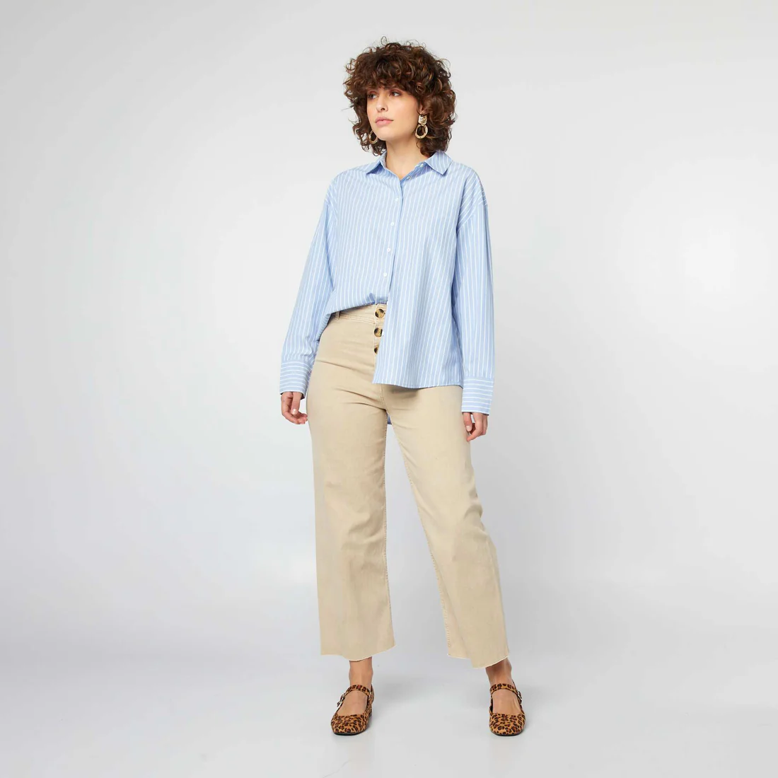 wide leg jeans opening with fancy buttons